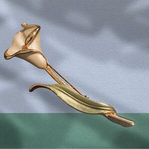 Vintage MCM calla lily Brooch with its elegant trumpet shape.